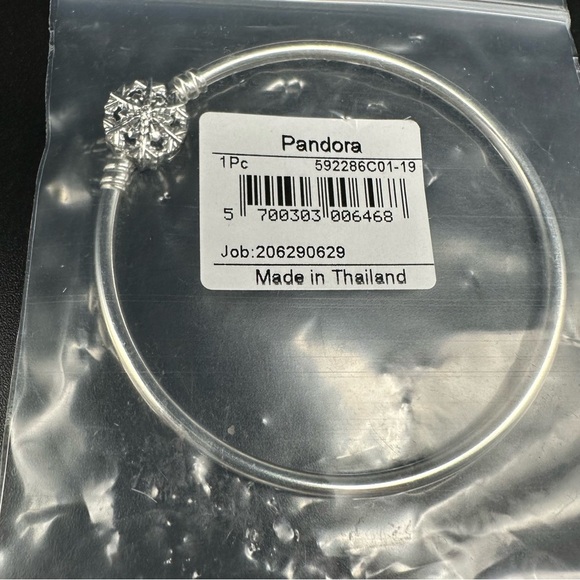 Pandora Moments Sparkling Snowflake Clasp Bangle, S925 Sterling Silver - Picture 11 of 13